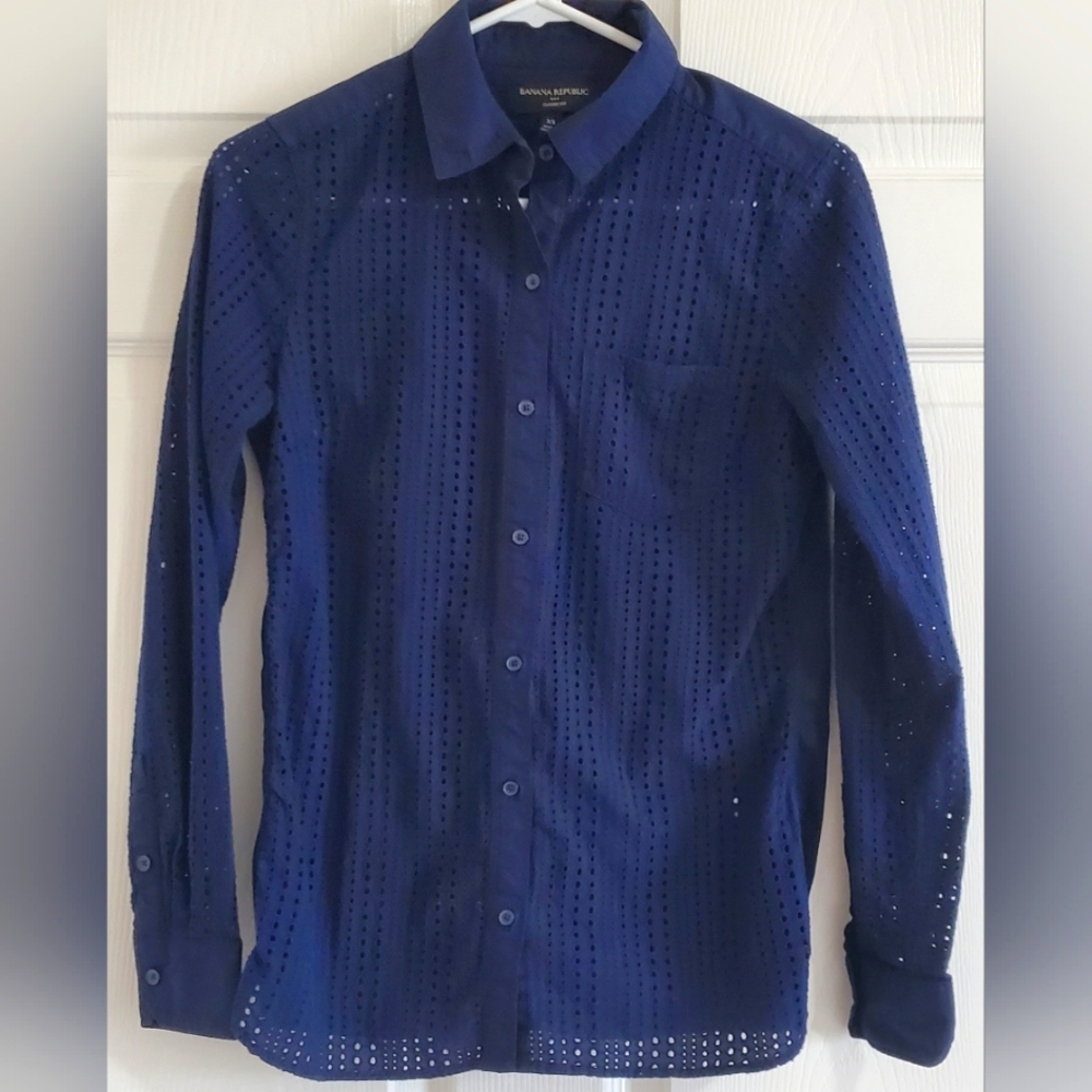 Banana Republic Classic Fit Button Up  Navy Blue Eyelet Woman's Shirt. Size XS